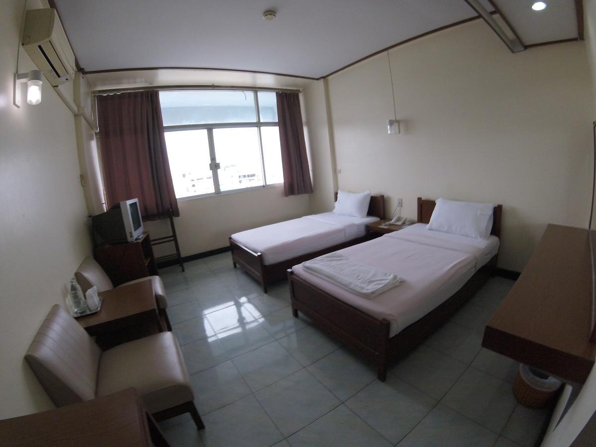 Tapee Hotel Surat Thani Buitenkant foto