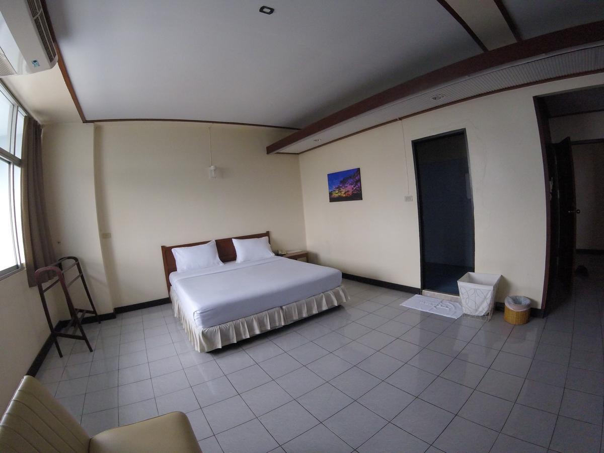 Tapee Hotel Surat Thani Buitenkant foto