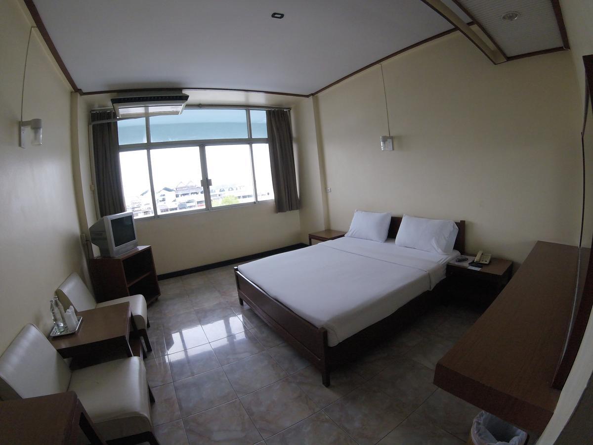 Tapee Hotel Surat Thani Buitenkant foto
