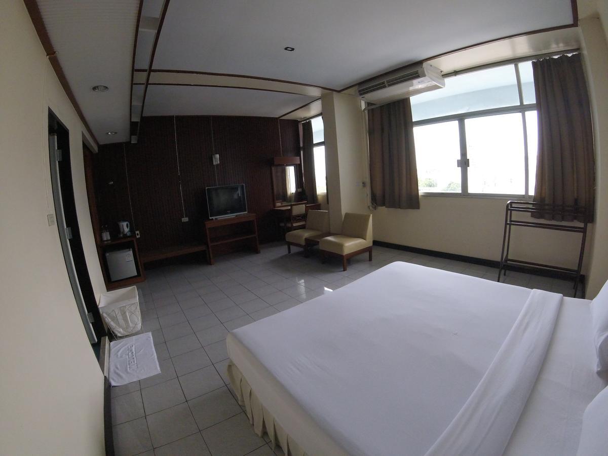 Tapee Hotel Surat Thani Buitenkant foto